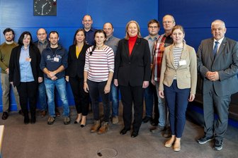 Nach Protest: Was Politikerinnen mit vogtländischen Bauernvertretern in Berlin beraten haben - Bundestagspräsidentin Bärbel Bas (rotes Shirt, SPD) und Vizepräsidentin Yvonne Magwas (schwarz-gelb, CDU), empfangen mit dem Vorsitzenden des Ausschusses für Ernährung und Landwirtschaft, Hermann Färber (rechts, CDU) Landwirte zum Gespräch. Zwischen Bas und Magwas steht Tanja Turki, Organisatorin der Bauernproteste im Vogtland.