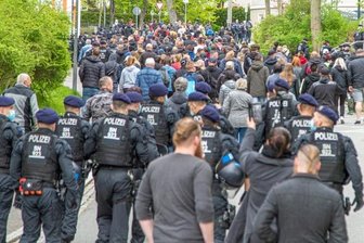 Nach Protesten schreibt die Polizei 186 Anzeigen - Nachdem sich die Teilnehmer des sogenannten Montagsspaziergangs auf dem Markt getroffen hatten, ging es weiter auf der Heinrich-Heine-Straße, begleitet von der Polizei. Später wurde der Aufzug gestoppt.