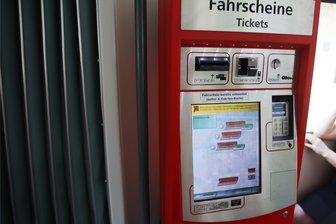 Nach Prozess um fehlende Ticketeinnahmen bei der Zwickauer Straßenbahn: Wie die SVZ reagiert - Ein Ticketautomat in einer Straßenbahn der SVZ. Beim Leeren der Automaten sind jetzt deren Mitarbeiter vor Ort.