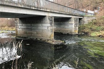 Nach Prüfungstermin: Brücke in Barthmühle bleibt weiter für alle gesperrt - Die Brücke in Barthmühle bleibt gesperrt.