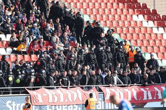 Nach Prügelei unter Hooligans in Zwickau: Staatsanwaltschaft ermittelt noch immer - Polizisten kesselten in der GGZ-Arena verdächtige Zwickauer Anhänger ein.
