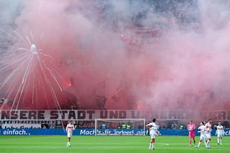 Nach Pyro-Eklat in Frankfurt: Staatsanwaltschaft ermittelt - Beim Spiel Eintracht Frankfurt gegen den VfB Stuttgart gab es durch Pyrotechnik mindestens drei Verletzte. (Archivbild)