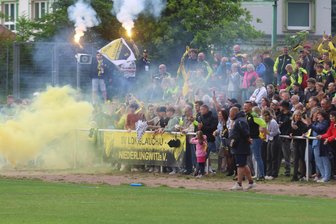 Nach Pyrotechnik beim Kreispokalfinale in Glauchau: Sportgerichtsverfahren läuft - Den Pokalsieg ihres Teams hatten einige Niederlungwitzer in der Vorwoche auch mit Pyrotechnik gefeiert.