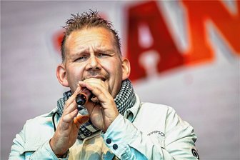 René Rumberger bei einem Auftritt in Burgstädt im vergangenen Sommer. Nun will er in Mittweida auf der Bühne stehen.