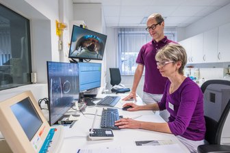 Nach Radiologie-Schließung in Kurort im Erzgebirge: So geht es jetzt für Patienten weiter - In Aue werden MRT-Untersuchungen angeboten. Im Bild Radiologe Dr. Jens-Peter Schneider mit Radiologie-Assistentin Grit Weiß.