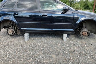 Nach Räderklau im oberen Vogtland Auto auf Steinen abgestellt - Böse Überraschung für den Autobesitzer: Sein Wagen stand auf Steinen, die Räder waren geklaut (Symbolfoto).