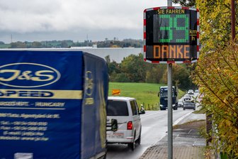 Nach Rätsel um Blitzer-Abbau: Neue Anlage an der B 169 in Hainichen blitzt bald - Der stationäre Blitzer an der B169 in Schlegel wurde abmontiert. Dafür wurde eine Tempo-Anzeigetafel aufgestellt.