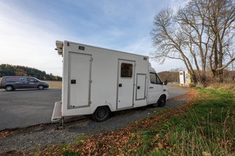 Nach Rätsel um Transporter an Plauener B 92: Wo ist er hin? - Nun ist er weg. Der mysteriöse Transporter an der B 92.