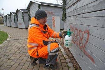 Nach rätselhaften Schmierereien: Polizei ermittelt vier Täter - Nicky Reichel vom Bauhof und seine Kollegen säuberten gestern die Weihnachtsmarktbuden auf dem Festplatz in Oberlungwitz. Unbekannte besprühten die Buden in der Nacht zum Sonntag mit der Zahl 82382.