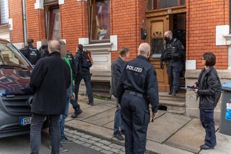 Nach räuberischem Diebstahl in Auerbacher Tankstelle: Razzia in Falkenstein - Einsatzkräfte der Polizei bei der Razzia in Falkenstein.