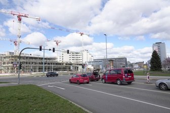 Nach räuberischer Erpressung: Polizei nimmt Tatverdächtige fest - Auch im Kreuzungsbereich Bahnhofsstraße/Zschopauer Straße wurden Personen von einem Unbekannten mit einer Pistole bedroht.