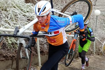 Nach Rahmenbruch: Venusberger Radfahrer startet fulminante Aufholjagd - Auf den Treppen sowie nach einem Defekt musste Toni Albrecht sein Rad schultern.