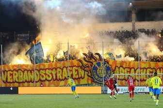Nach Randale in Zwickauer GGZ-Arena: Härtere Strafe für Lok-Leipzig-Fan - Fans von Lok Leipzig – hier bei einem Gastspiel in Zwickau – sorgen immer wieder für Schlagzeilen.