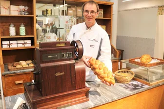 Nach Rassismus-Vorwurf auf Instagram: Sind Mohrenköpfe bei der Bäckerei Möbius in Oederan jetzt gestrichen? - Bäckermeister Mathias Möbius, hier in der historischen Ausstellung am Firmenstandort in Oederan, weist Rassismus-Vorwürfe von sich.