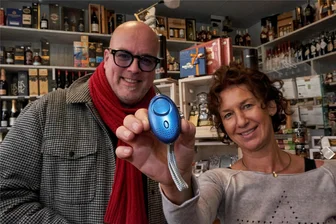 Nach Raubüberfällen in Reichenbach: Gewerbevereinschef verteilt Alarm-Piepser an Händler - Gewerbevereinschef Benedikt Lommer überreicht Ines Wetzel im „Flaschengeist“ einen Alarm-Piepser.