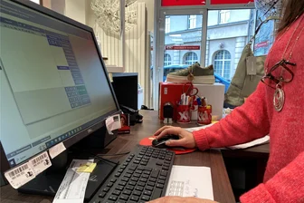Nach Raubüberfall in Reichenbach - Anteilnahme und Angst im Schuhgeschäft an der Bahnhofstraße - Blick von der Kasse im P&P Schuhcenter auf die Reichenbacher Bahnhofstraße. Kurz vor Ladenschluss sah sich eine Verkäuferin plötzlich dem maskierten und mit einem Messer bewaffneten Täter gegenüber. Die Frau dachte zuerst noch an einen Faschingsscherz.