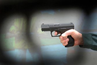 Nach Raubüberfall: Polizei fahndet öffentlich nach Tatverdächtigem - Die Fahndungsfotos sind auf der Internetseite der Polizei abrufbar.