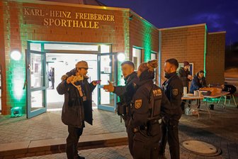 Nach Rauswurf bei Besuch des Verfassungsschutzpräsidenten in Meerane: Wer steckt hinter „Weichreite TV“? - Sebastian Weber („Weichreite TV“) diskutiert mit Polizisten nach seinem Rauswurf bei einer Veranstaltung in Meerane.