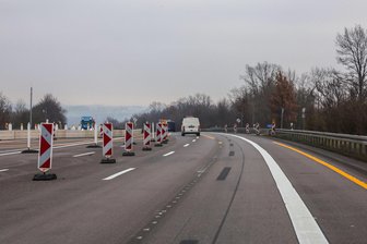 Nach Regen löst sich gelbe Fahrbahnmarkierung: Wie es die A-4-Baustelle bei Crimmitschau in den Verkehrsfunk geschafft hat - An einigen Stellen im Bereich der A-4-Baustelle fehlt aktuell die gelbe Fahrbahnmarkierung.