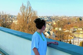 Nach Reichenbacher Klinik-Aus: Warum gekündigte Mitarbeiter bis zum bitteren Ende ausharren - Jeder kurze Blick auf die Stadt von der Wintergartenterrasse der Station 7 aus ist jetzt für sie wie ein Abschied. 