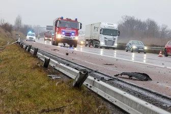 Nach Reparatur der Schutzplanken: Tempolimit auf A 4 zwischen Meerane und Glauchau aufgehoben - Nach einem Unfall war die Schutzplanke an der A 4 zwischen Meerane und Glauchau-West zerstört.