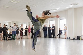 Nach Rettung der Ballett-Sparte: Proben auf neuem Tanzboden in Plauen - Auf dem neuen Tanzbelag trainiert es sich bestens.