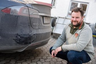 Nach Rettungsaktion auf A9: Tesla-Chef Musk zahlt den Schaden - Retter Manfred Kick am demolierten Heck seines Teslas.