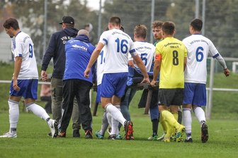 Nach Rettungsaktion in Waldenburg: Sind Fußballvereine aus dem Kreis Zwickau für Notfälle gerüstet? - Auf einer Holzbank wird ein verletzter Spieler bei einer Fußballpartie zwischen Glauchau und Großenhain vom Spielfeld getragen.