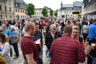 Nach Riesen-Zuspruch: Adorfer Sommerabende gehen bis Mitte August weiter - Immer ein voller Markt – Markenzeichen der Adorfer Sommerabende: Hier zum Saisonauftakt 2024 mit Smaragd.