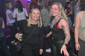 Nach Riesenerfolg: Partyreihe „Mama geht tanzen“ kommt erneut nach Zwickau - Nicole Miesel (links) und Claudia Erber aus Zwickau ließen es am Samstagabend bei „Mama geht tanzen“ krachen.