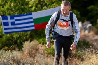 Nach Rippenbrüchen und mit Bärenglocke: Warum ein Erzgebirger dennoch 63 Kilometer durch Südosteuropa rennt - Nach seinem Sturz vom Baum startete Jens Fritzsch beim K3 Ultra Marathon in Bulgarien über 63 Kilometer.
