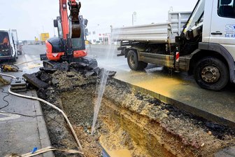Nach Rohrbruch im Crimmitschauer Gewerbegebiet: Fünf Firmen an der Breitscheidstraße ohne Wasser - Bauleute sind bereits dabei, den Wasserrohrbruch zu beheben. Fünf Firmen waren davon betroffen