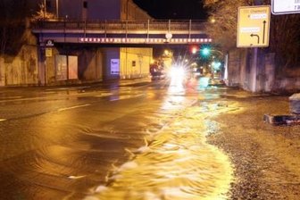 Nach Rohrbruch in Zwickau: Arbeiten dauern bis Ende April - Ein Bach ergoss sich am 26. Dezember über die Reichenbacher Straße.