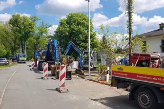 Nach Rohrbruch: Trinkwasserversorgung an Straße in Plauen gestört - Rohrbruch an der Reußenländer Straße in Plauen: Seit Dienstag laufen die Arbeiten zur Reparatur der Trinkwasserleitung.