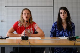 Nach Rücktritten der Berliner Bundesspitze - Sachsens Grüne ziehen personelle Konsequenzen - Die amtierenden Vorsitzenden der sächsischen Grünen, Christin Furtenbacher (l.) und Marie Müser, nach der Landtagswahl in Sachsen.
