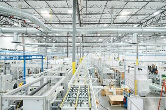 Nach Rückzug aus Freiberg: Meyer Burger beendet Solarmodulproduktion in den USA - In der Produktionshalle in Goodyear, Arizona, stehen die Maschinen still.