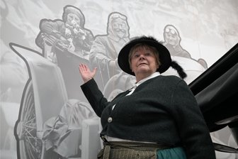 Nach Ruhestand für August-Horch-Darsteller: Jetzt führt Frau Horch durchs Zwickauer Museum - Das Horch-Museum lädt wieder zu Spezialführungen ein – nicht mehr mit August, sondern mit Anneliese Horch, hier dargestellt von der Zwickauerin Dagmar Kröber.