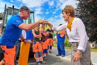 Nach rund zwei Jahren: Ortsdurchfahrt Neumark wieder frei - Am Freitagvormittag ist die Durchfahrt eröffnet worden. Nun herrscht große Erleichterung im Ort.