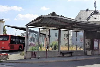 Nach Sachschaden: Haltestellenüberdachung am Werdauer Bussteig kommt weg - Die Überdachung soll ersatzlos entfernt werden.