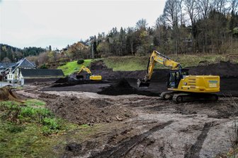 Nach Sägewerk-Abbruch: Gelände in Blauenthal wird für Neuansiedlungen bereit gemacht - Nachdem das alte Sägewerk in Blauenthal abgerissen wurde, wird weiter an der Geländeregulierung gearbeitet.