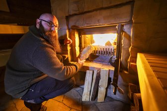 Nach Sauna-Aus in Zwickau: Wo Schwitzbad-Fans in Westsachsen besonders eingeheizt wird - In Glauchau kann es in einer holzbeheizten Sauna bis zu 120 Grad heiß werden. Andreas Steinert zündet den Ofen an.