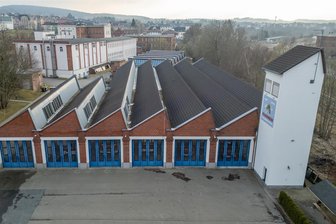 Nach Schaden: Dach des Feuerwehrdepots in Falkenstein wird umgebaut - Das Scheddach der Feuerwehr Falkenstein wird nach einem Schaden im Dezember 2023 umgebaut.