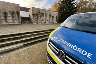 Nach Schändung des Denkmals für Opfer des Faschismus in Zwickau: Wie es am Schwanenteich jetzt weitergeht - Wenn das Wetter mitspielt, soll die Reinigung des Denkmals für die Opfer des Faschismus am Zwickauer Schwanenteich beginnen. So lange bleibt es gesperrt. Das Ordnungsamt kontrolliert die Absperrungen regelmäßig.