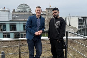Nach „Scheinhinrichtungen“: Kurdischer Rapper in Berlin in Sicherheit - Karlos Kasper (links) mit dem kurdisch-iranischen Rapper Saman Yasin in Berlin.