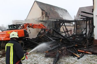 Nach Scheunenbrand blieb nicht viel übrig - Zu einem Brand in einer Scheune eines Dreitseithofes in Dänkritz mussten die Retter am 16. Januar ausrücken. Glücklicherweise blieben die angrenzenden Häuser von den Flammen verschont.