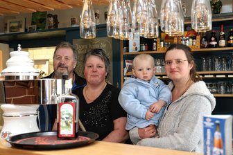 Nach Schicksalsschlag: Beliebte Gaststätte im Erzgebirge bleibt geöffnet - Vier Generationen auf einem Bild. Sylvi Roscher (2. von links) führt seit Jahresbeginn die Waldgaststätte. Unterstützung bekommt sie unter anderem von Vater Roland Roscher und Tochter Susann Scharschmidt – hier mit Sohn Arne.