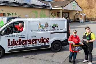 Nach Schicksalsschlag für Betreiberin von „Rudis Laden“ im Erzgebirge: Lieferdienst bekommt neue Chance - Der inklusive Supermarkt „Glück Kauf“ in Thermalbad Wiesenbad will den Lieferdienst von Manuela Rudolph (Mitte) – im Bild mit Fahrer Marc Einer und Maria Schubert – übernehmen und ausbauen.