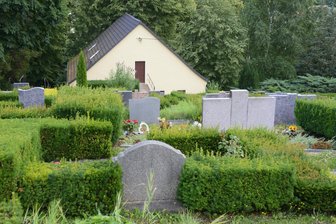 Nach Schlägerei auf dem Friedhof in Lunzenau: Polizei ermittelt weiter - Auf dem Friedhof in Lunzenau wurde im August ein Mann krankenhausreif geschlagen.