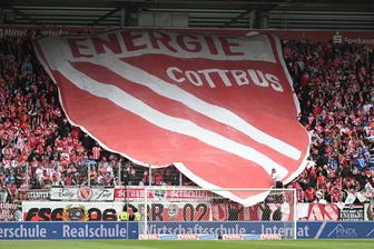 Nach Schlägerei in Zwickau: Staatsanwaltschaft beantragt Strafbefehle gegen Cottbusser Fans - Fans von Energie Cottbus. Einige von ihnen könnten Post von der Zwickauer Justiz erhalten.