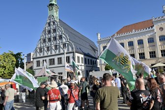 Nach Schlägerei in Zwickauer Disko: Rechtsextreme mobilisieren trotz Internet-Kampagne nicht einmal 200 Teilnehmer - Nach einer Auseinandersetzung im Zwickauer Club „Nachtwerk“ versammelten sich am Montagabend die rechtsextremen „Freien Sachsen“ auf dem Zwickauer Hauptmarkt.